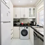 Charming Bagdat Avenue Hideaway, Near Marina איסטמבול