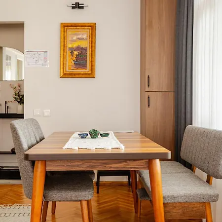 Charming Bagdat Avenue Hideaway, Near Marina Apartment