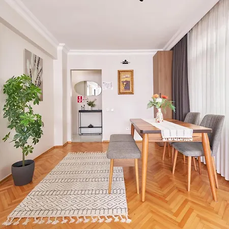 Charming Bagdat Avenue Hideaway, Near Marina شقة