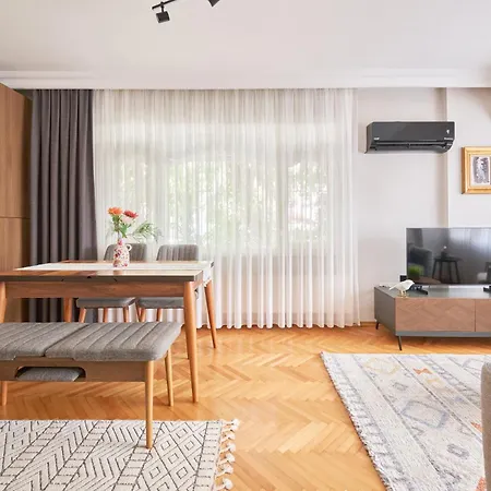 Apartment Charming Bagdat Avenue Hideaway, Near Marina *