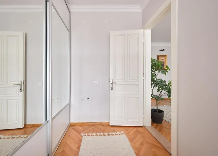 Charming Bagdat Avenue Hideaway, Near Marina *